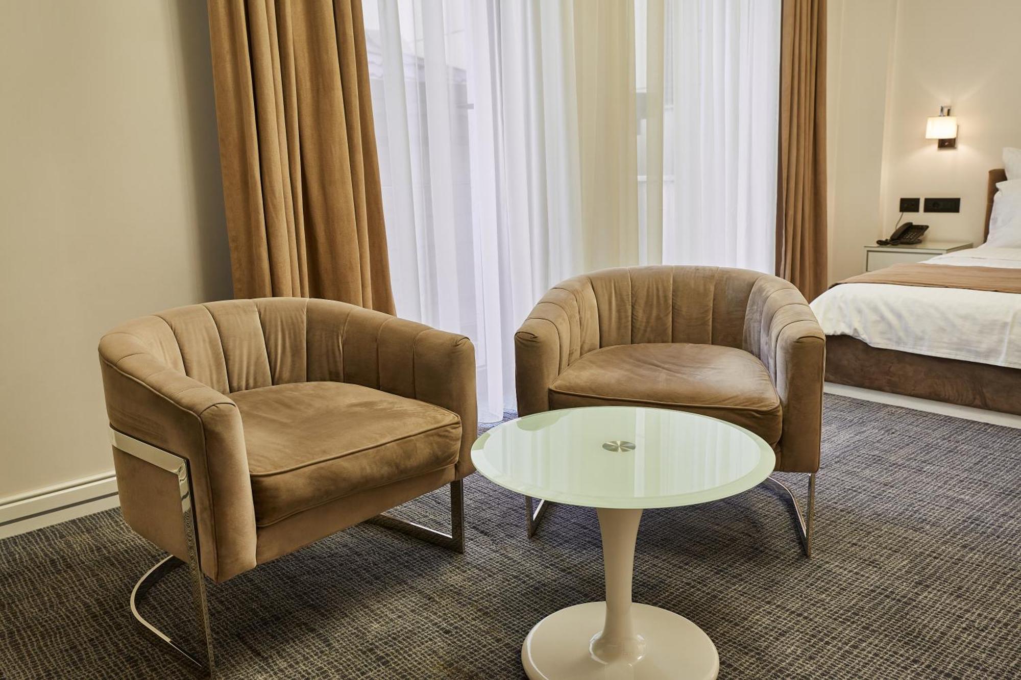Aghababyan'S Hotel Jerevan Rom bilde A pair of club chairs