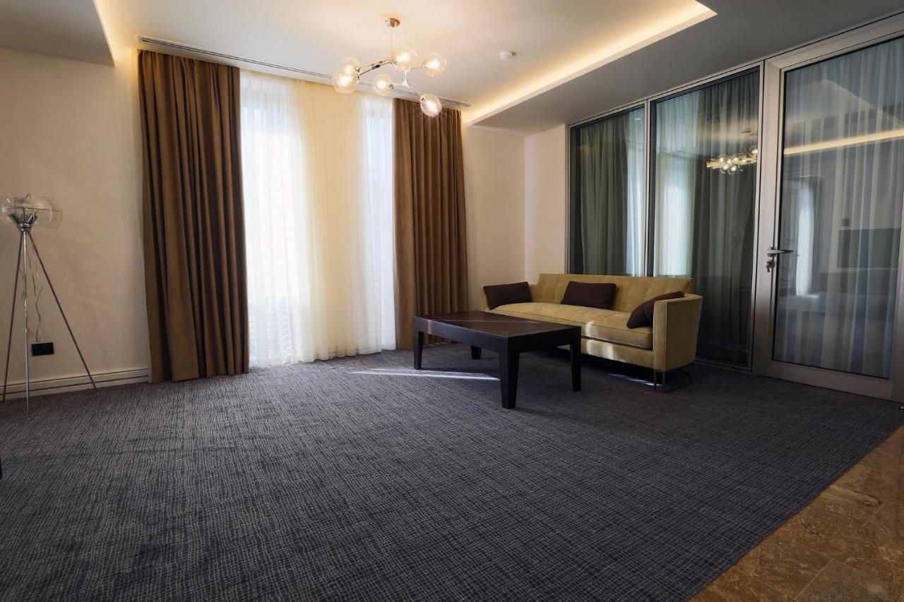 Aghababyan'S Hotel Jerevan Eksteriør bilde A room with carpet
