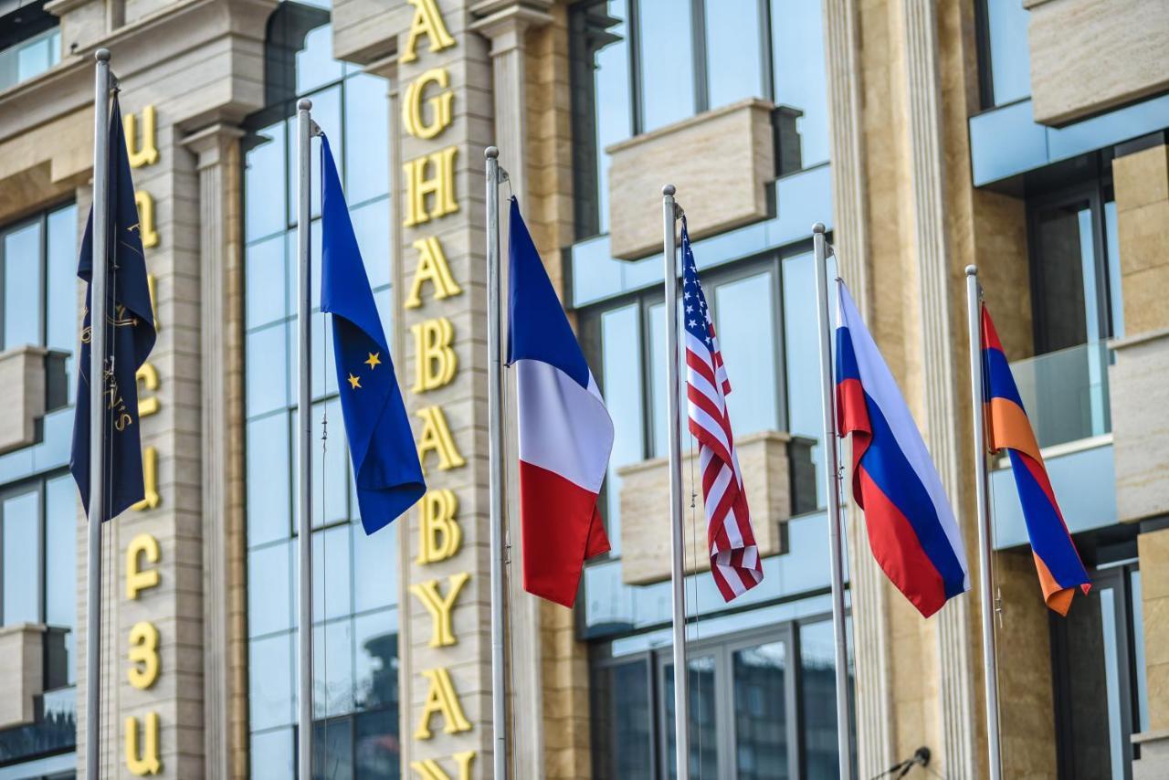 Aghababyan'S Hotel Jerevan Eksteriør bilde Flags of the European Union, France, the United States, Russia and Armenia in front of the headquarters of the Eurasian Economic Union in Minsk
