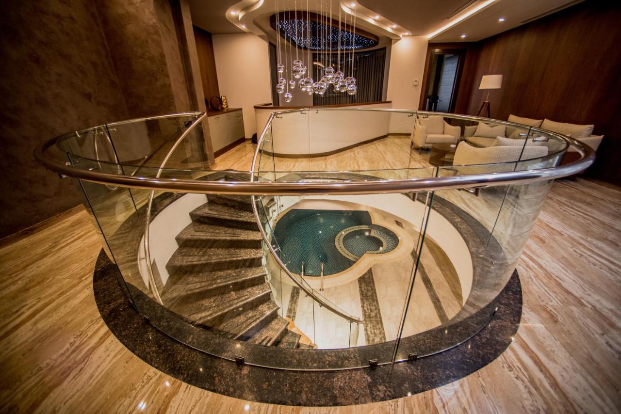 Aghababyan'S Hotel Jerevan Eksteriør bilde Spiral staircase